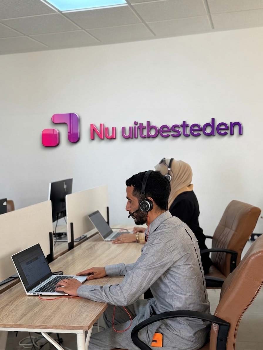 Medewerker van Nu Uitbesteden met headset