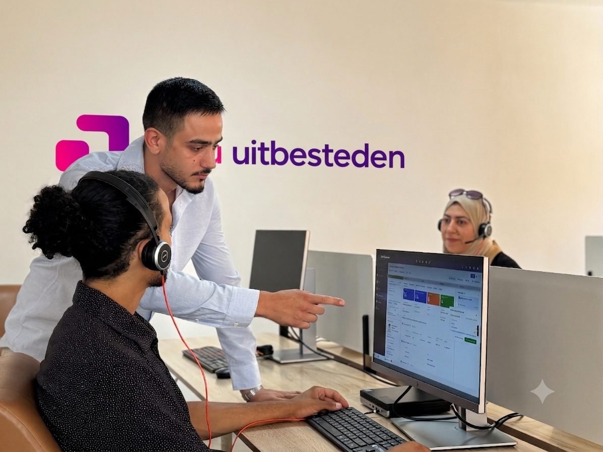 Medewerker van Nu Uitbesteden die administratieve taken afhandelt